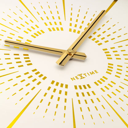 Stille metalen wandklok van 40 cm met uniek design, model "Excentric" van NeXtime Clocks, detail van de wijzers en klokrand