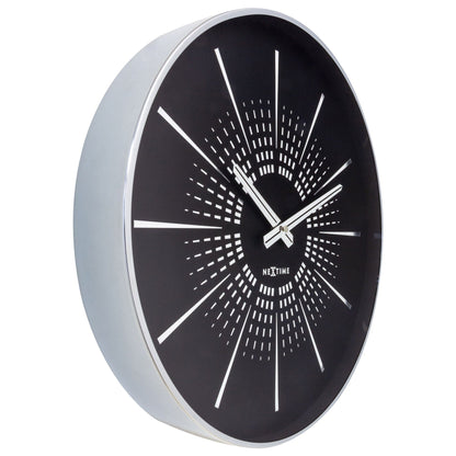 NeXtime Clocks wandklok van 40cm met metalen frame, stille werking en modern ontwerp, model "Excentric" zichtbaar vanuit links.