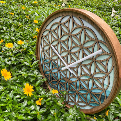 Groene houten wandklok van 40 cm met stille werking van NeXtime Clocks, model Concord, geschikt voor moderne interieur.