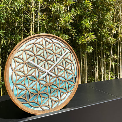 Groene houten wandklok van 40cm van NeXtime Clocks, stil en modern ontwerp voor thuis of kantoor.