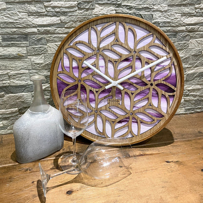 NeXtime wandklok van 40 cm met stille beweging in paarse houtlook, genaamd Yogi, geschikt voor muurdecoratie.
