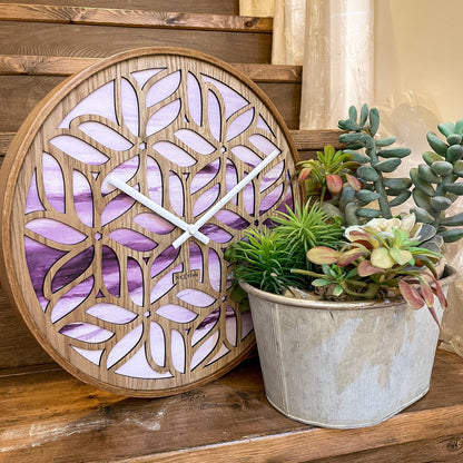 Paars houten wandklok van 40 cm van NeXtime Clocks, stil en modern, met Yogi ontwerp.