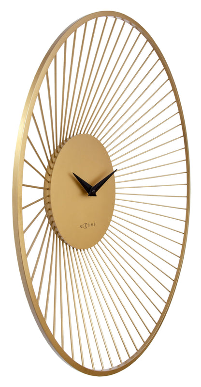 Gouden metalen wandklok van 80 cm diameter met zwarte wijzers en cijfers, NeXtime Vasco Round muurklok, linkszicht.
