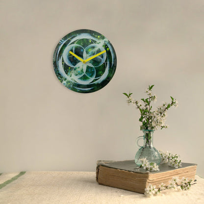 NeXtime Cosmo groene tafel- of wandklok van 20cm met stil mechanisme en getemperd glas, geschikt voor elke kamer.