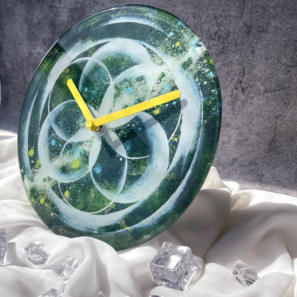 NeXtime Clocks wand- of tafelklok van 20cm, groene wijzerplaat, stil, van gehard glas, model Cosmo Table