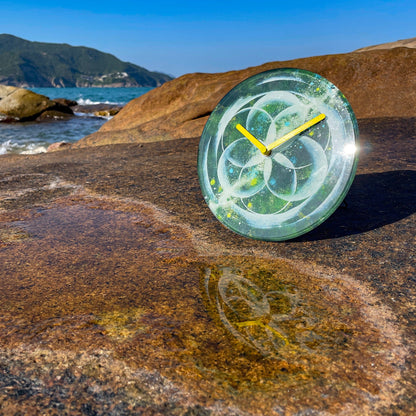 NeXtime Clocks Cosmo groene tafelklok van 20cm met stille werking en getint glas, geschikt voor aan de muur of op tafel