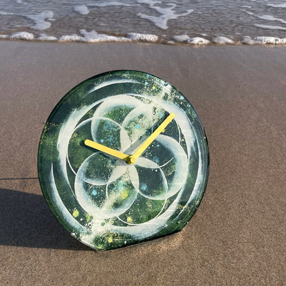 NeXtime Clocks wand- of tafelklok van 20cm, groen, stil, met getint glas, model Cosmo Table.