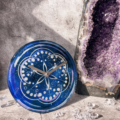 NeXtime Clocks Cosmo Indigo tafelklok van 20 cm met stil uurwerk en getemperd glas, geschikt voor tafel of muur.