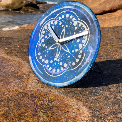NeXtime Clocks tafelklok 20cm met Indigo gekleurde wijzerplaat, rusteloze stilte, glazen behuizing en modern design.