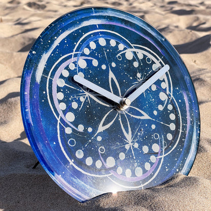 NeXtime Clocks tafelklok van 20cm, Indigo kleur, stil, met gehard glas, model Cosmo voor op tafel of muur.