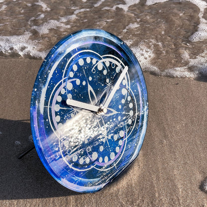 NeXtime tafelklok van 20cm met indigo kleur, stil, glazen behuizing en modern design voor op tafel of muur.