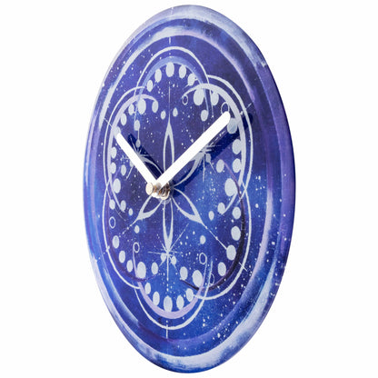 NeXtime Cosmo tafelklok van 20cm met stil uurwerk, indigo kleur en gehard glas, geschikt voor aan de muur of op tafel.