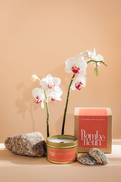 Flambé Fleuri 1001 Nights Candle in decorative tin, featuring floral and spicy scents, ideal for creating a cozy ambiance.